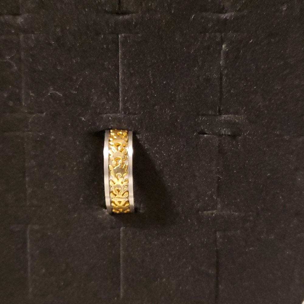 Spinning paw ring